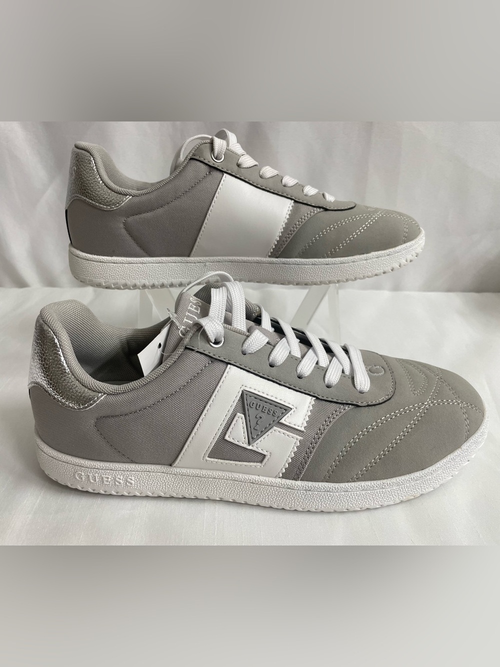 GUESS MENS Gray and White Low-Top Logo Sneakers Size  US 8.5 M